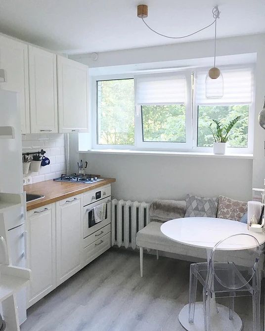 Дизайн маленької кухні з вікном
