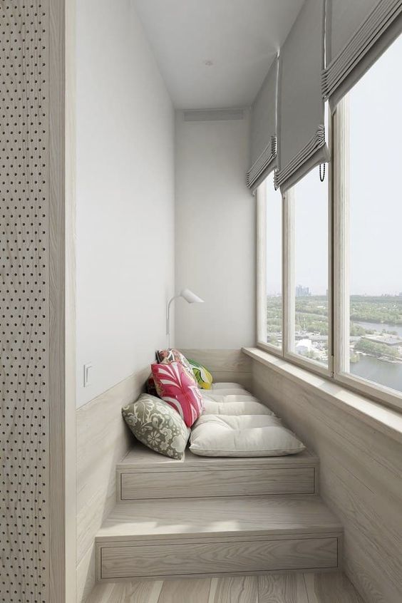 маленький балкон с диваном
