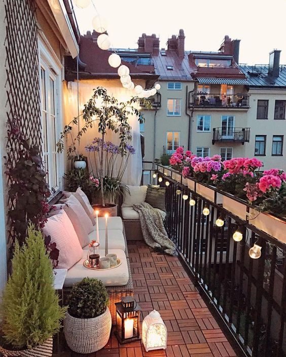 Открытый балкон с цветами