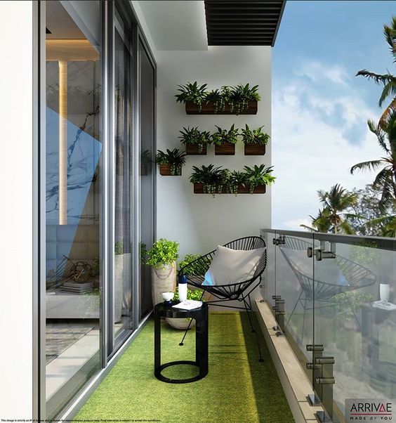 Відкритий балкон із рослинами