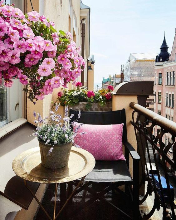 Открытый балкон в квартире с цветами