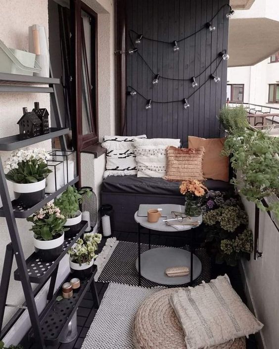Открытый балкон с растениями